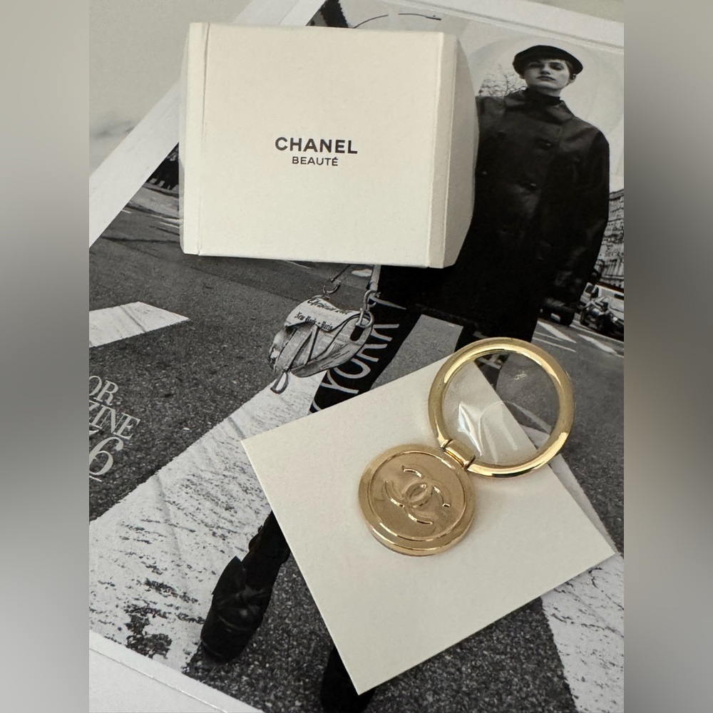 CHANEL Beauty Beaute Gold Phone Finger Ring Holder - Picture 4 of 8